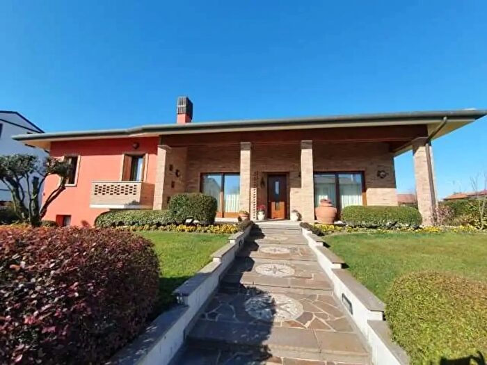 Casa con 11 locali in vendita in Via Giovanni Falcone E Paolo Borsellino, Oderzo