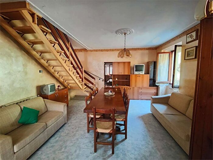 Appartamento con 6 locali in vendita in Luni