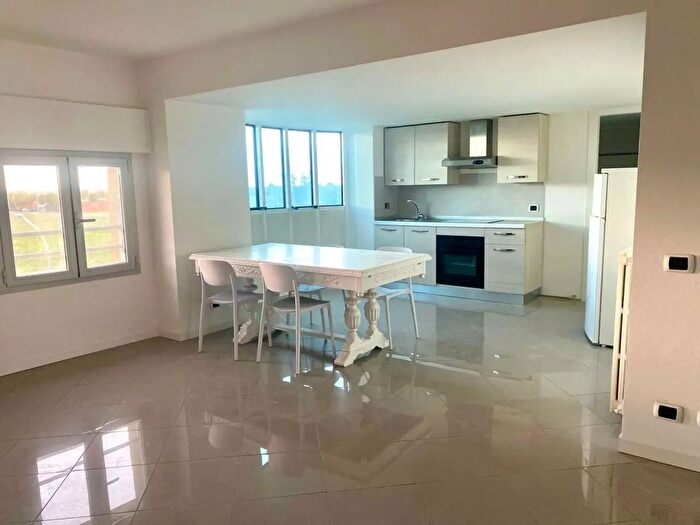 Appartamento trilocale in affitto in Via JPorto, Modena