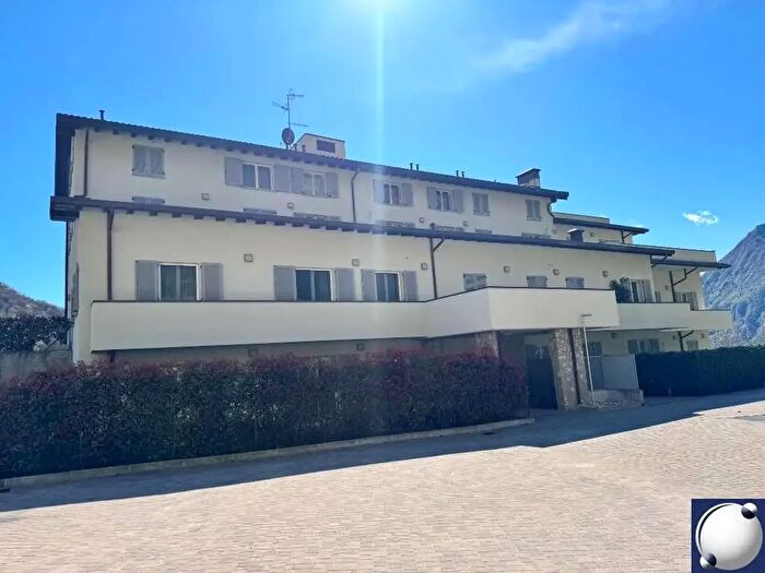 Appartamento bilocale in vendita in Via Alcide De Gasperi, Canzo