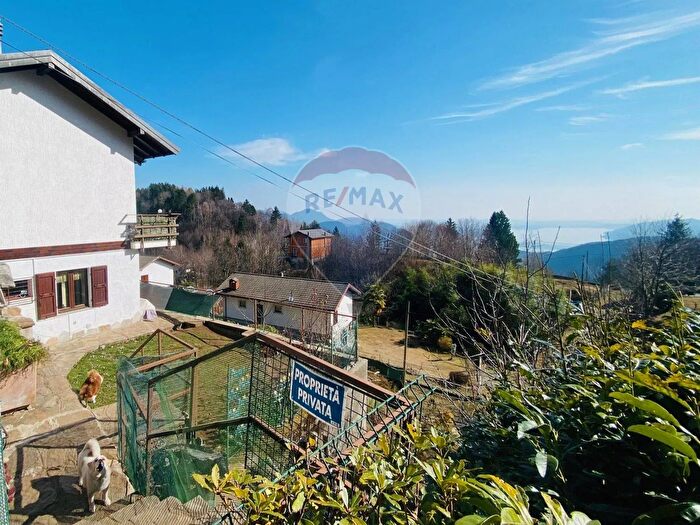 Casa con 6 locali in vendita in Miazzina