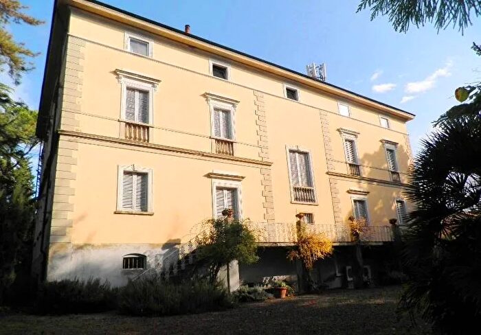 Casa con 20 locali in vendita in Pomarance