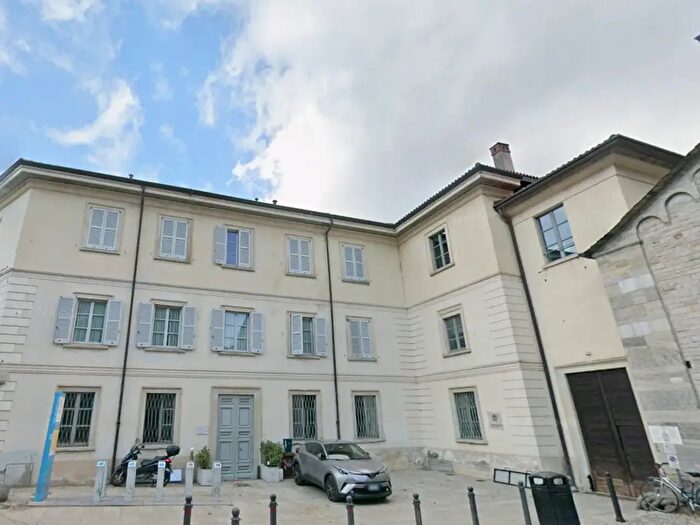 Appartamento bilocale in affitto in Via Sant'Abbondio, Como