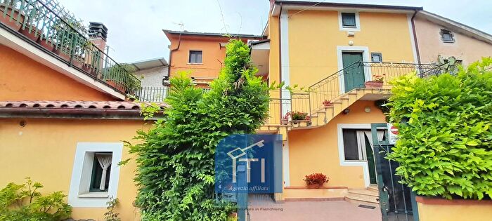 Casa con 8 locali in vendita in Via Pecorile Snc, SantElia Fiumerapido