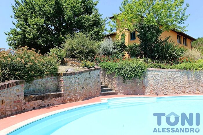 Casa con 15 locali in affitto in Lastra A Signa