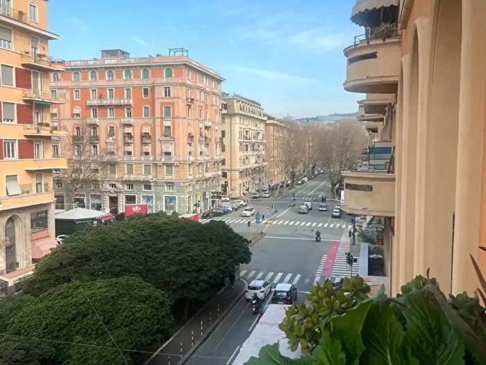 Appartamento con 6 locali in vendita in Via Rimassa, Genova