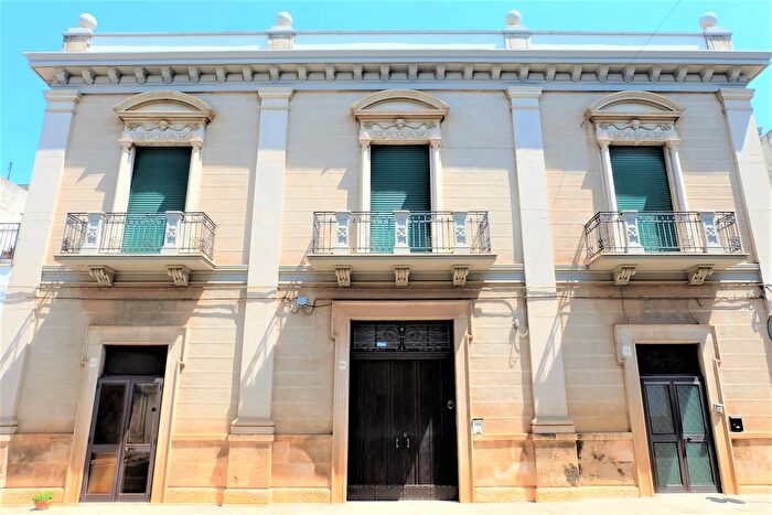 Appartamento con 8 locali in vendita in Via Casamassima Turi, Turi