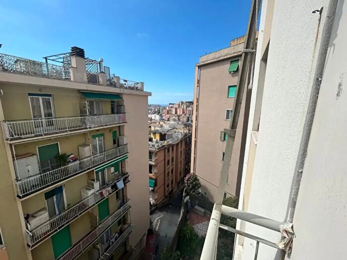 Appartamento trilocale in vendita in Via Monte Rosa, Genova
