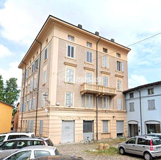 Appartamento trilocale in vendita in Piazza Luigi Romualdi, Modena