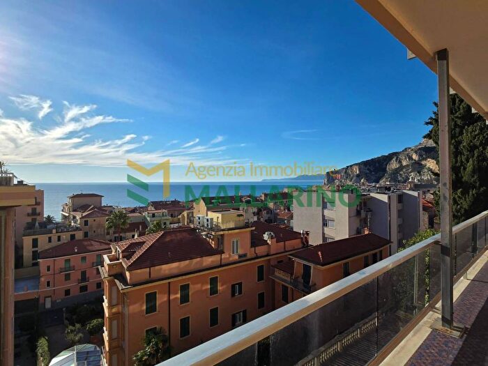 Appartamento trilocale in affitto in Via Generale Enrico Caviglia, Centro, Finale Ligure