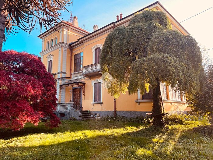 Casa con 11 locali in vendita in Via Roma, Casapinta