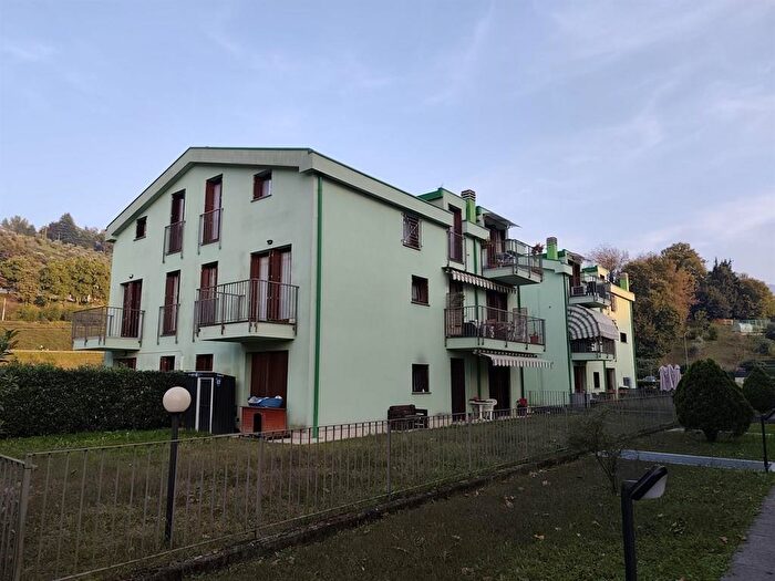 Appartamento trilocale in vendita in Via Monsignor Castelli, Cisano Bergamasco