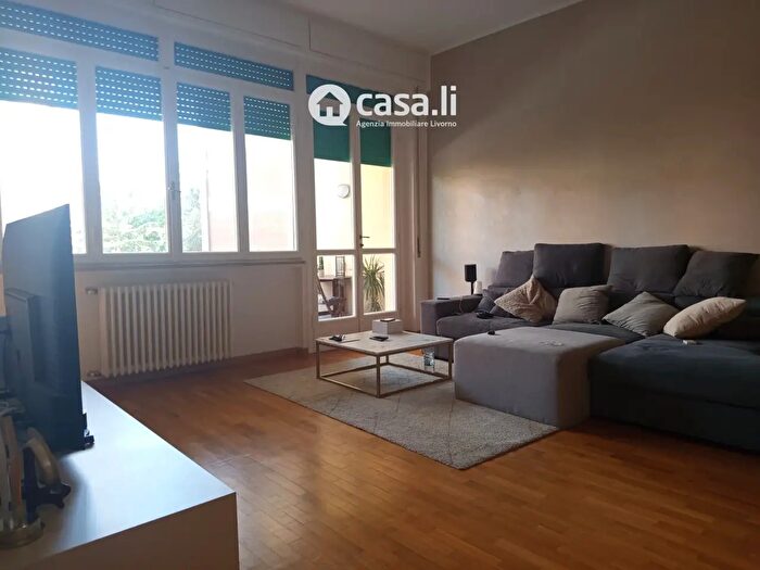 Appartamento con 6 locali in vendita in Via Calzabigi, Livorno