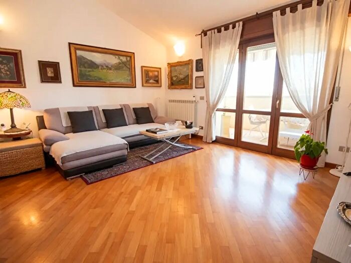 Appartamento trilocale in vendita in Via Monte Rosa, Cerro Maggiore