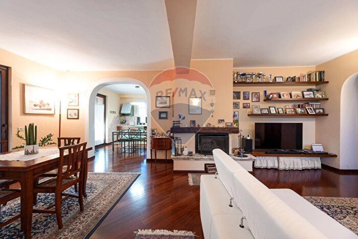 Casa con 8 locali in vendita in Ancona