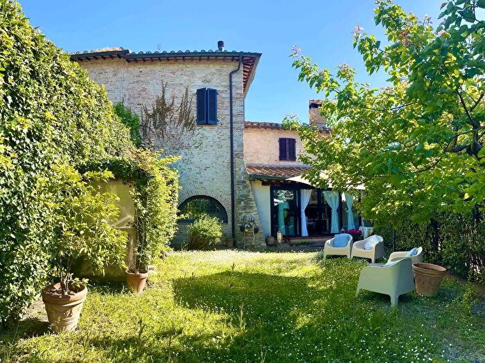 Appartamento con 8 locali in vendita in Camillo Benso Conte di Cavour, Corciano