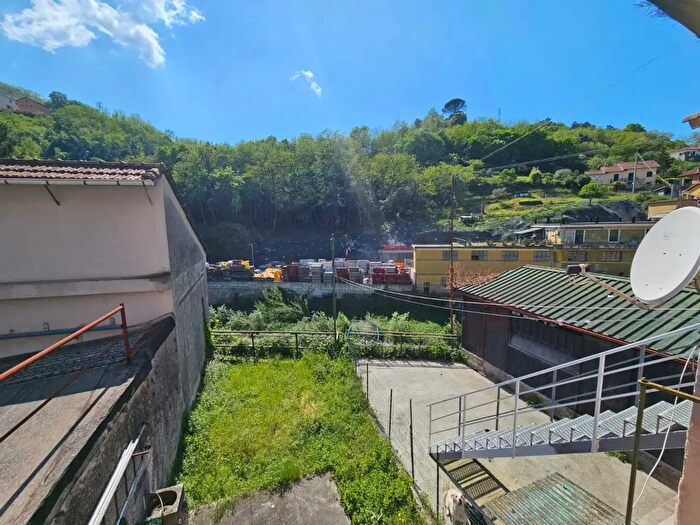 Appartamento con 6 locali in vendita in Via Martiri della Libertà, Campomorone