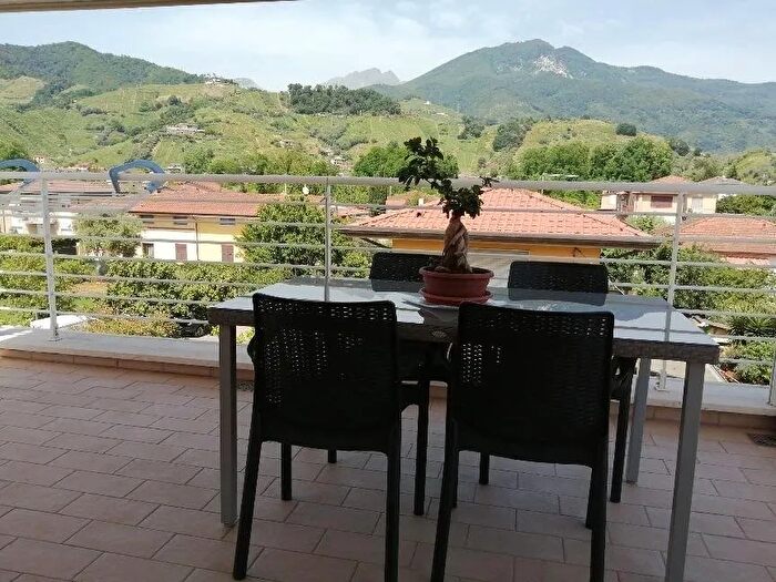 Casa con 5 locali in vendita in Massa