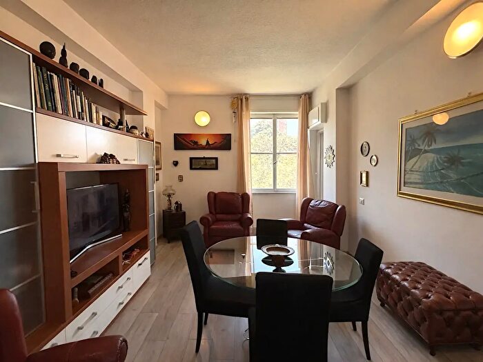 Appartamento con 5 locali in vendita in Via Flavio Gioia, Cagliari