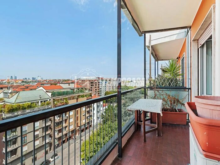 Appartamento trilocale in vendita in Via Calzecchi, Milano