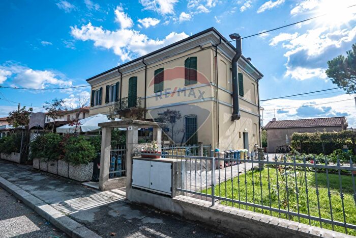 Casa con 14 locali in vendita in Via Brando Brandi, Forli