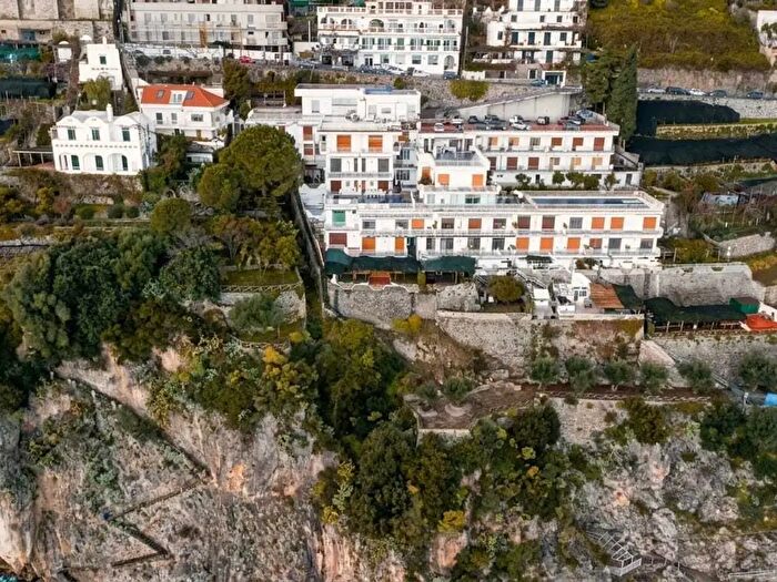 Appartamento trilocale in vendita in Via Mauro Comite, Amalfi