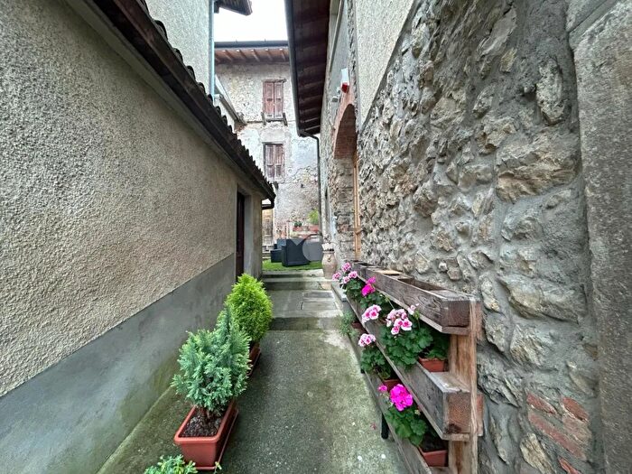 Casa trilocale in vendita in Via S Paolo, Capizzone