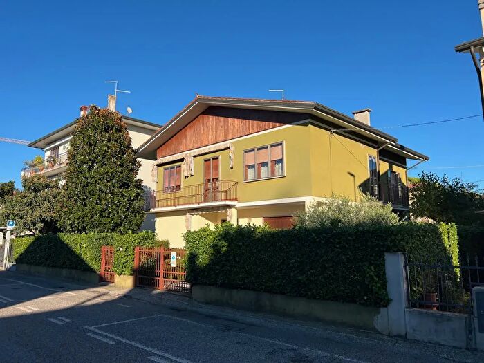 Casa con 6 locali in vendita in Via Venezia, Lonigo