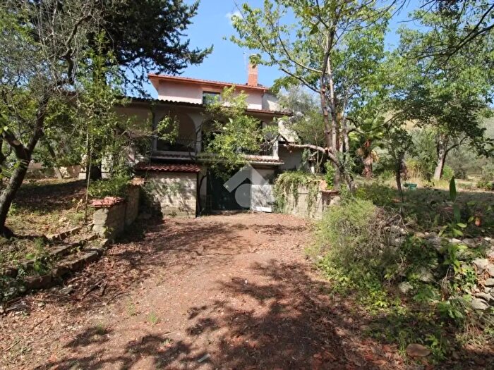 Casa con 6 locali in vendita in Loc Valle Marina, Scandriglia