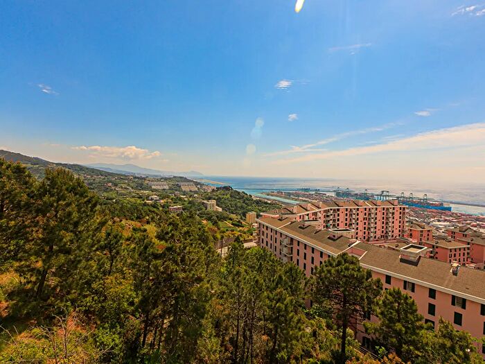 Appartamento con 6 locali in vendita in Via Vittorina Adaglio, Genova