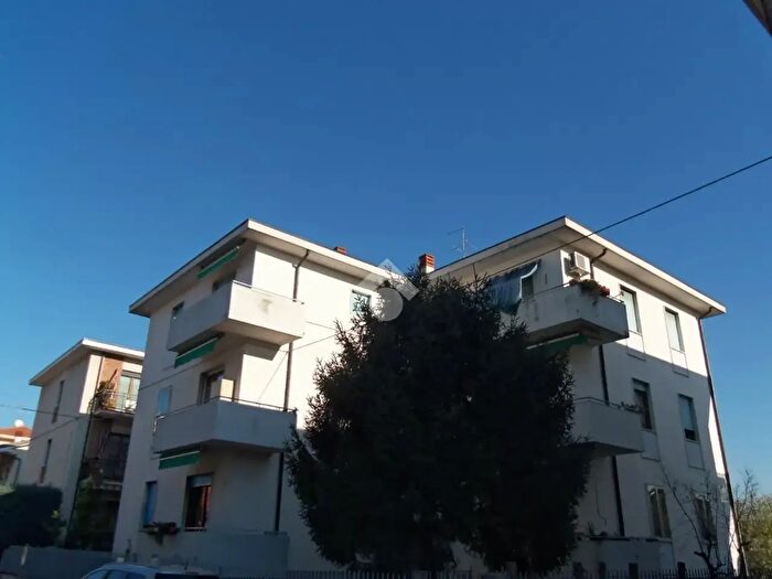 Appartamento trilocale in affitto in Via Adria, Verona