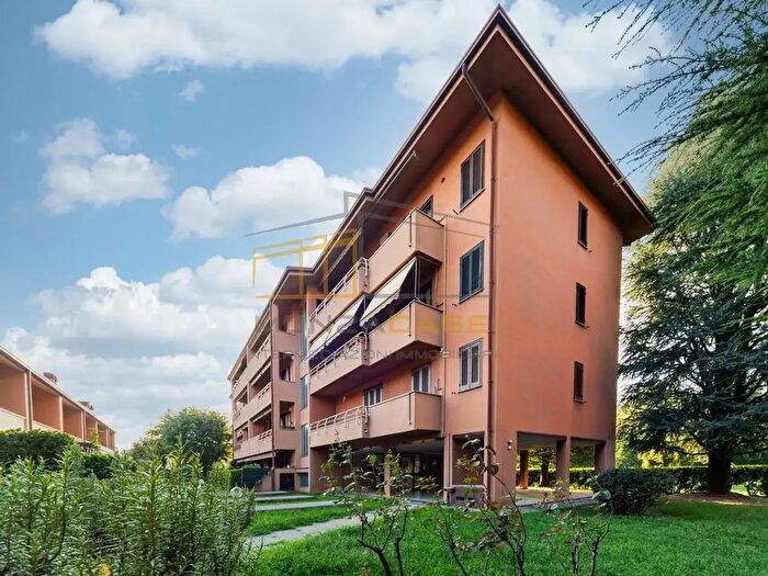 Appartamento quadrilocale in vendita in Viale Regina Margherita, Macherio