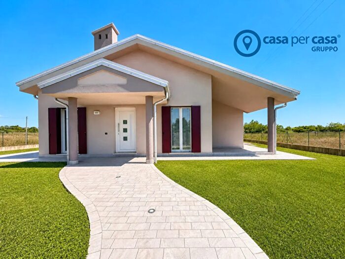 Casa trilocale in vendita in Via Livelli, Porto Viro