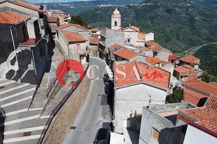 Casa con 9 locali in vendita in San Filippo di Fragalà, Frazzano