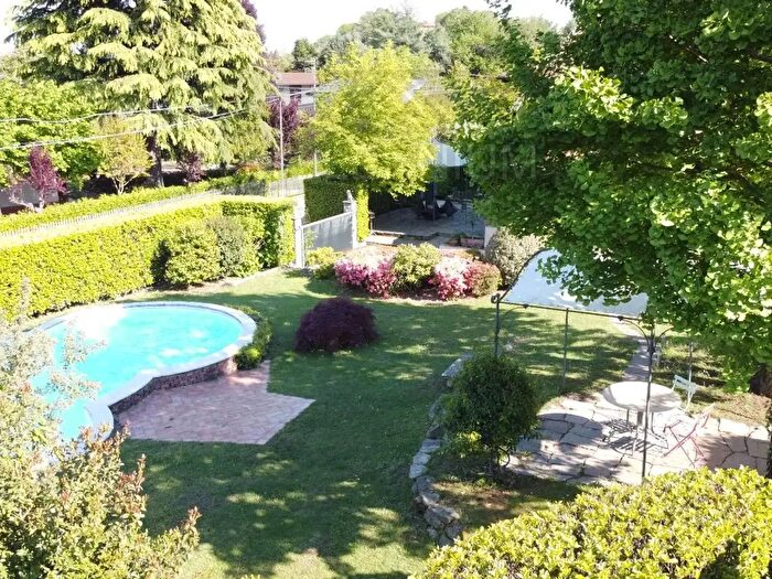 Casa con 7 locali in vendita in Arona