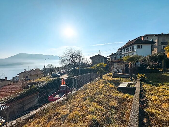 Appartamento trilocale in vendita in Via per Ghiffa, Oggebbio