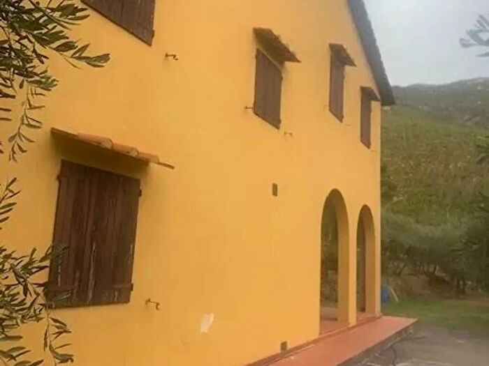 Casa con 9 locali in vendita in Calci