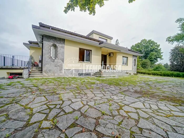 Casa con 5 locali in vendita in Via Erbamolle, Buguggiate