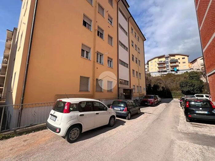 Appartamento con 5 locali in vendita in Appartamento Via Strinella, LAquila