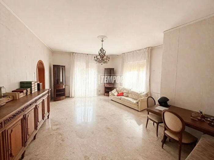 Appartamento trilocale in vendita in Napoli