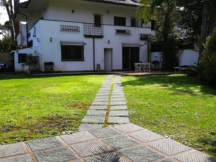 Casa quadrilocale in affitto in Viale della Pineta di Fregene, Fregene, Fiumicino