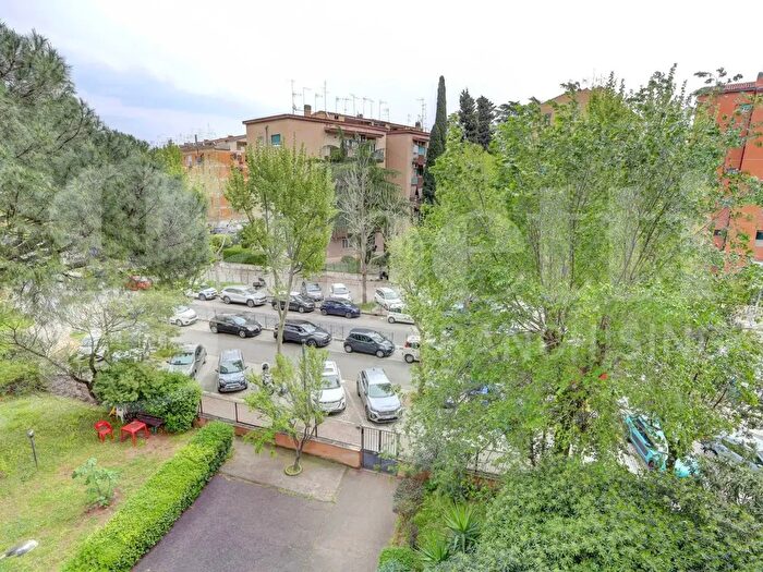 Appartamento trilocale in vendita in Via del Quadraro, Roma