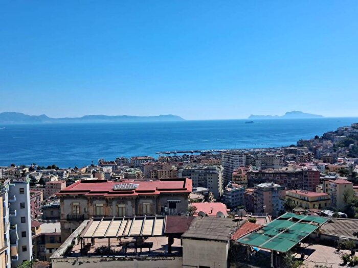 Appartamento con 6 locali in affitto in Via Aniello Falcone, Vomero, Napoli