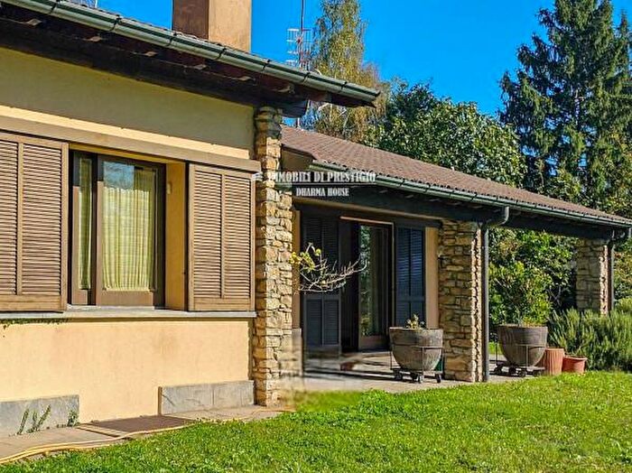 Casa con 6 locali in vendita in Via al Sasso, Gavirate