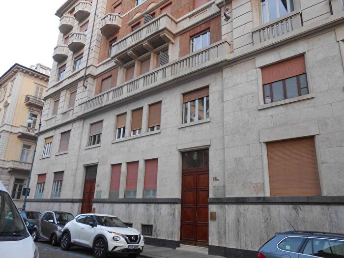 Appartamento quadrilocale in affitto in Via Confienza, Piazza Solferino, Torino