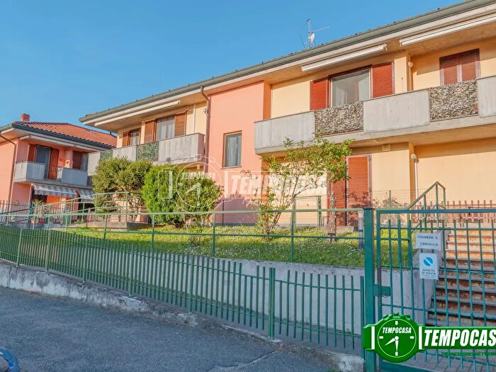 Appartamento trilocale in vendita in Via a Volta, Bornasco