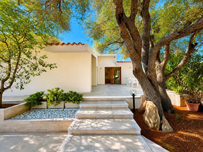 Casa con 6 locali in vendita in Via dei Platani, Olbia