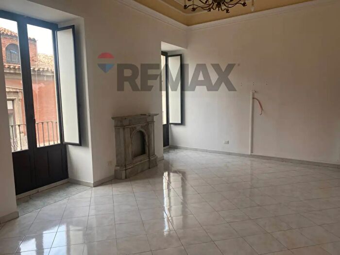 Appartamento con 8 locali in vendita in Via Bonajuto, Catania