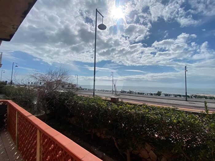 Casa con 8 locali in vendita in Minturno