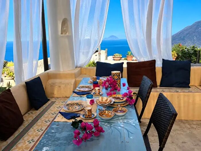 Casa quadrilocale in vendita in Via Chiesa Vecchia, Lipari